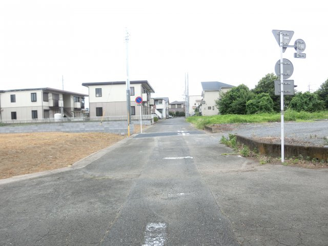鴻巣市稲荷町の売地の前面道路含む現地写真