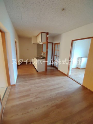 【居間・リビング】 | パークサイドハイムⅡ | ゆったり過ごせる居間です