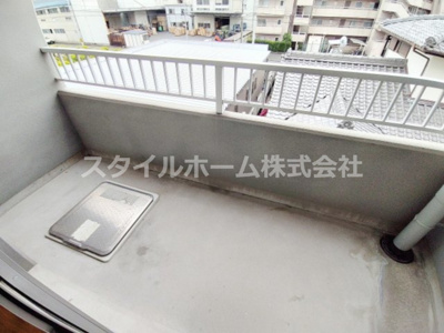 【バルコニー】 | マロン・ドゥムール | 暖かな日差しのふりそそぐバルコニー