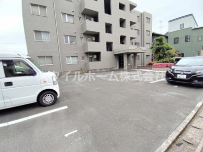 【駐車場】 | マロン・ドゥムール | 駐車場に車を止められます