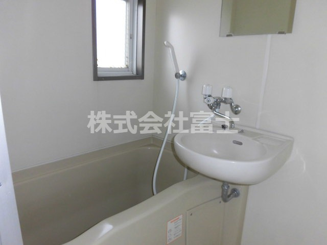 唐津市東城内のアパートの浴室