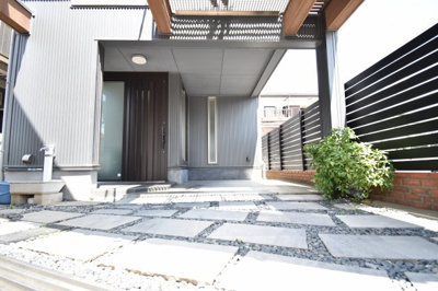 【駐車場】 | 国立市北２丁目　中古戸建 | 車好きのパパにはうれしい広さのカースペース、休日には自慢の愛車を思う存分メンテナンス。