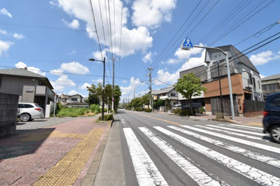 【前面道路含む現地写真】 | 国立市北２丁目　中古戸建 | JR国立駅から徒歩9分の立地ながら、エントランス前面は車通りも少なく、お子様の通学も安心です。