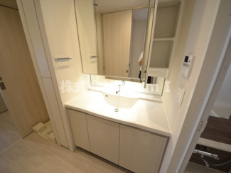 【独立洗面台】 | ＯＰＵＳ　ＲＥＳＩＤＥＮＣＥ　ＳＨＩＮＳＡＩＢＡＳＨＩ　ＳＯＵＴＨ | 朝の支度にも助かる、独立の洗髪洗面化粧台