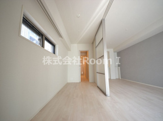 【寝室】 | ＯＰＵＳ　ＲＥＳＩＤＥＮＣＥ　ＳＨＩＮＳＡＩＢＡＳＨＩ　ＳＯＵＴＨ | 広くて明るい寝室