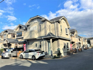 【外観】 | 角地！お車2台駐車可能です♪
現地（2021年11月）撮影