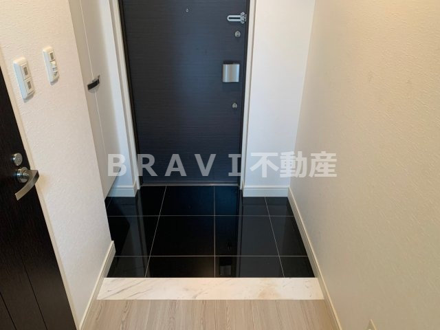 アプリーレ堺筋本町　BRAVI不動産の玄関|【アプリーレ堺筋本町】収納もある玄関です