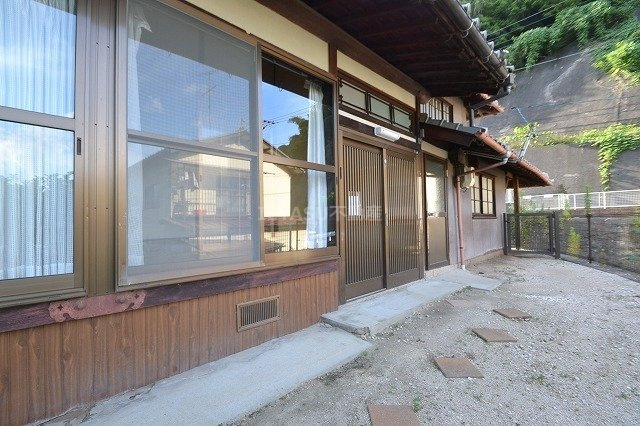 広島市西区己斐上２丁目の一戸建てのエントランス