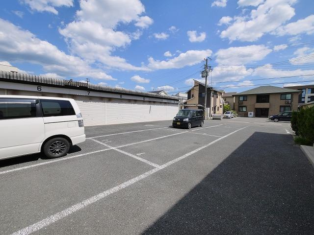 ソファレ堀井Bのその他共用部分|駐車場に車を止められます