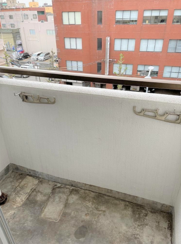 平成ビルのバルコニー|外からの目が気にならないバルコニーで洗濯物が干せます