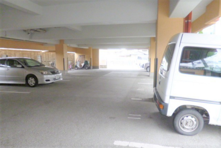 コーポラス坂井の駐車場|カースペースがあります