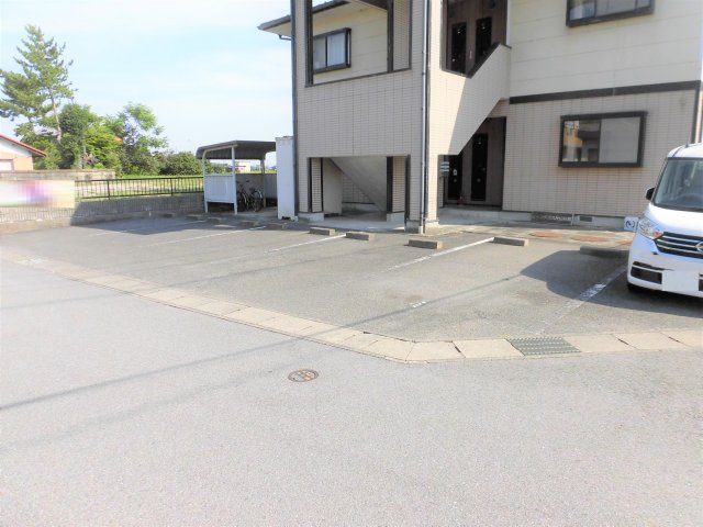 ムーンテラス片山N館の駐車場