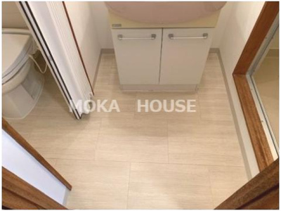 【洗面所】 | あづみマンション | 独立洗面台、小物を置くことができて便利です