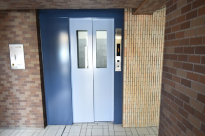 【その他共用部分】 | ライオンズマンション調布多摩川 | ベビーカーも楽に入れるエレベーター完備。荷物の多いママにも安心ですね。