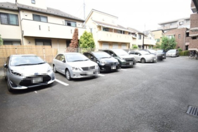 【駐車場】 | ライオンズマンション調布多摩川 | 時間がない時も楽々と車の出し入れが出来る平置き駐車場。