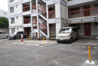 【駐車場】 | 京王多摩川コーポラス | 時間がない時も楽々と車の出し入れが出来る平置き駐車場。