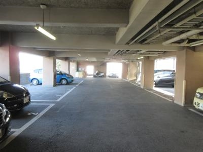 パインフィールド天神川の駐車場