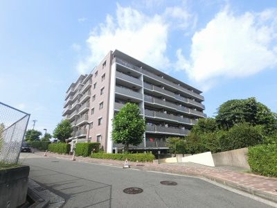 【外観】 | ローレルスクエア港南台Ｃ棟 | 総戸数６２戸、平成１４年２月築、管理人は日勤勤務につき管理体制良好です♪