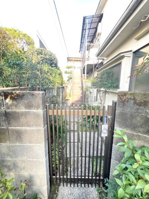 【エントランス】 | 中山コーポ | 部屋は道路沿いではないので、落ち着いた環境になります。