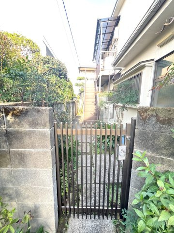 【エントランス】 | 中山コーポ | 部屋は道路沿いではないので、落ち着いた環境になります。