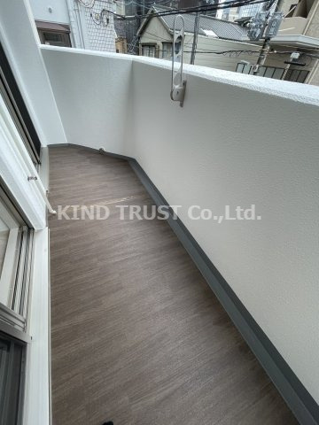 エステムコート新梅田のバルコニー|外からの目が気にならないバルコニーで洗濯物が干せます