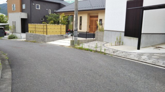 【前面道路含む現地写真】