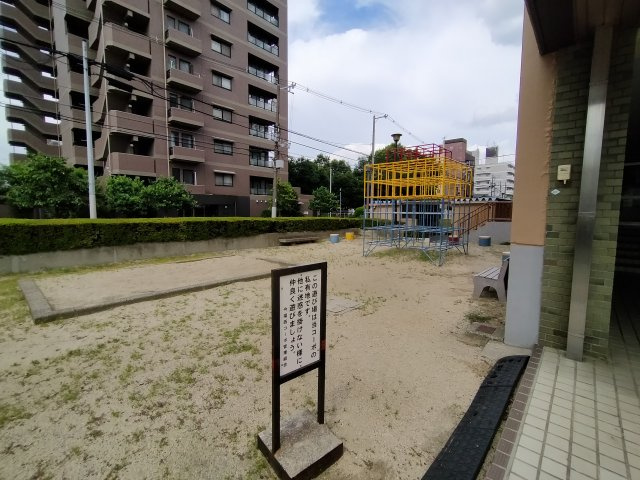 今福西コーポの周辺|マンション敷地内には砂場や遊具があり、小さなお子様を安心して遊ばせる事ができます。