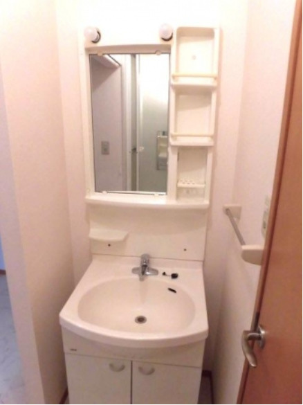 マーサ・ジュネスⅡの洗面所|明るい洗面所です