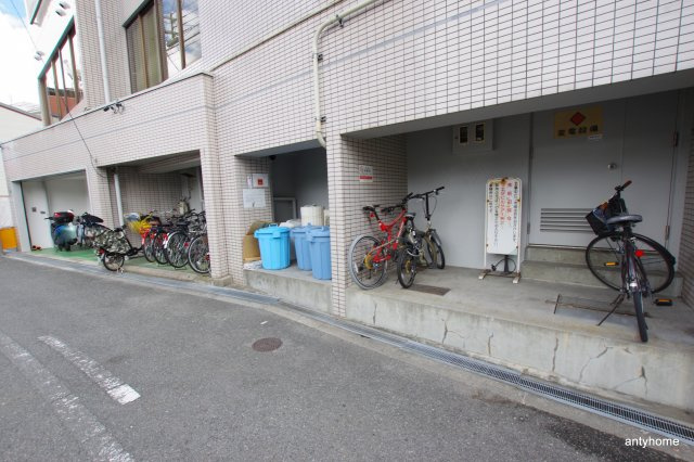 ホワイトチムニー　仲介手数料無料の駐車場