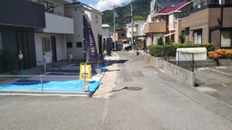 【前面道路含む現地写真】 | 周辺は交通量少なめです◎
隣は高い建物がないので、室内に日差しがたっぷり届きます♪