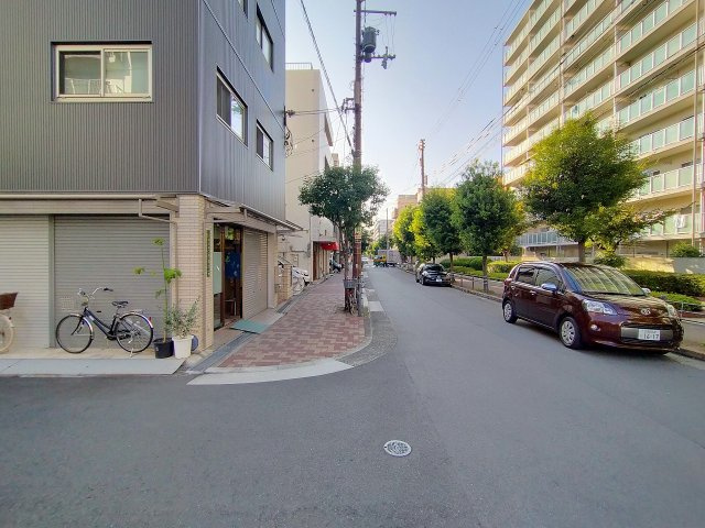 メガロコープ関目の周辺|マンション全面の道路です。閑静な住宅街に位置しており、子育て世代の方も多くいらっしゃいます。