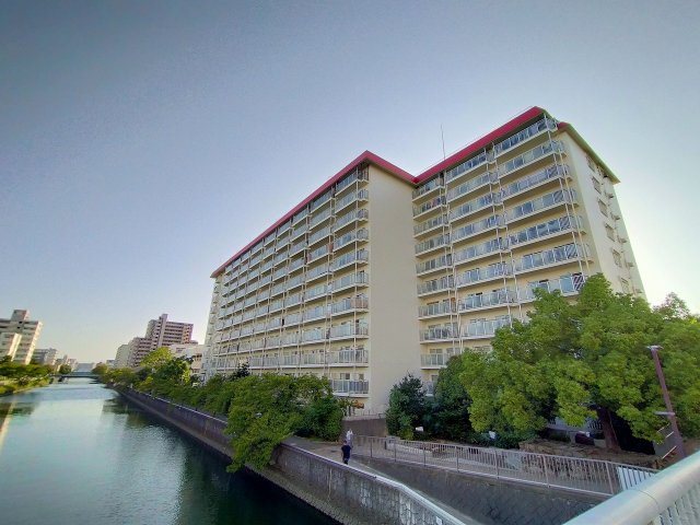 メガロコープ関目の外観|川の近くですので、大通りの喧騒から少し離れて良い環境ですね♪