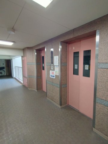 メガロコープ関目のその他共用部分|エレベーターが二基あると、混雑を避けられて便利ですね。思い荷物も楽に運べます。