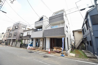 【前面道路含む現地写真】 | 幼稚園、小中学校が徒歩圏内にあり子育ても安心の新築物件！