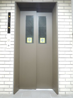【その他共用部分】 | お買い物時やベビーカーの出し入れに便利なエレベーター付です。