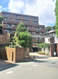 【外観】 | 総戸数４７戸、２０００年１１月築、管理人は日勤勤務につき管理体制良好です♪
