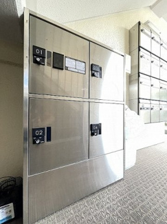 【エントランス】 | 共用エントランスには宅配BOXがあるので荷物の受け取りもスムーズに♪再配達を依頼する手間が省けます☆