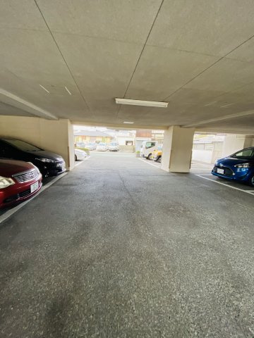 アーサー福間エクシオの駐車場