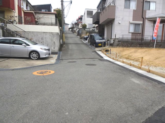 【前面道路含む現地写真】 | 川西市萩原3丁目4の6　建築条件無土地