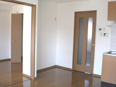 【居間・リビング】 | パレスこずかた橋 | ＬＤＫ窓側から撮影