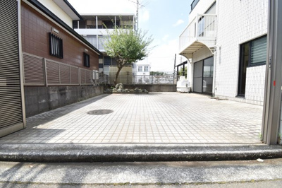 【駐車場】 | 立川市砂川町四丁目　中古戸建 | 車好きのパパにはうれしい広さのカースペース、休日には自慢の愛車を思う存分メンテナンス。