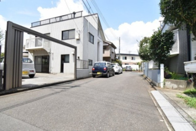 【前面道路含む現地写真】 | 立川市砂川町四丁目　中古戸建 | 前面道路公道5メートルあります。運転が苦手な奥様でも楽々駐車可能です。