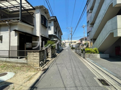 【前面道路含む現地写真】 | 春木駅まで歩２分・室内きれいにお使いです♪・岸和田市春木若松町 | 前面道路含む現地写真です