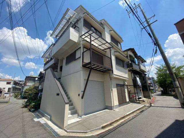 大東市三箇２丁目　戸建ての外観|■シャッターガレージ付戸建て♪♪
