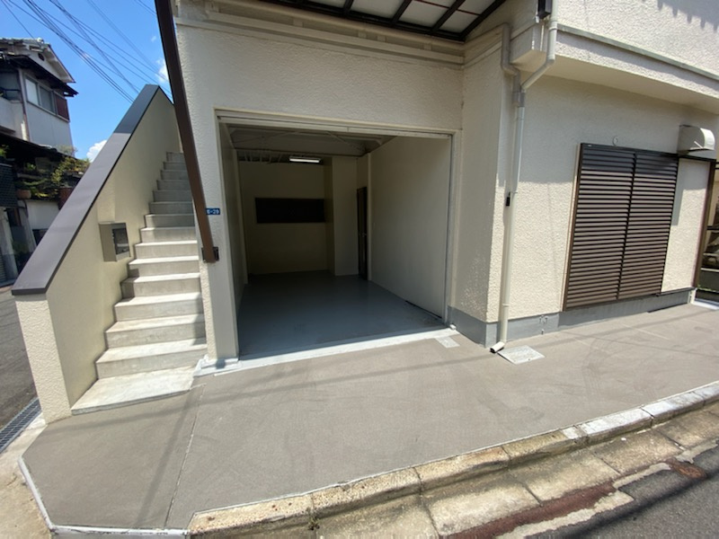 大東市三箇２丁目　戸建ての駐車場|■シャッター付き駐車場♪♪