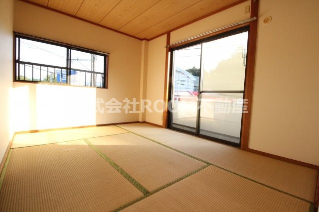 旭ヶ丘ハイツの和室|畳の上でゆっくりとくつろげる和室です