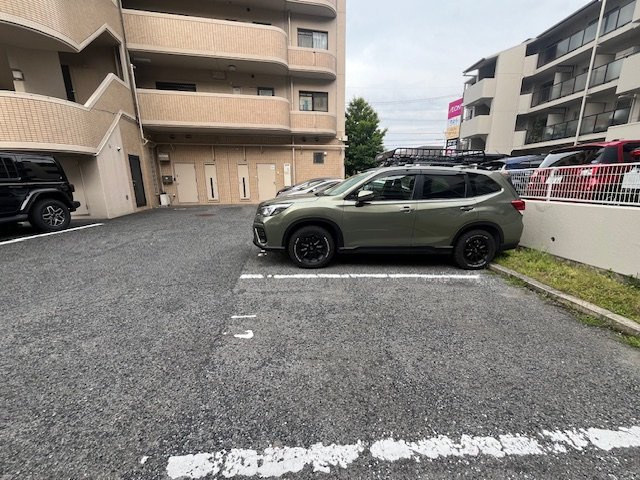 エクセレンシー・アイの駐車場