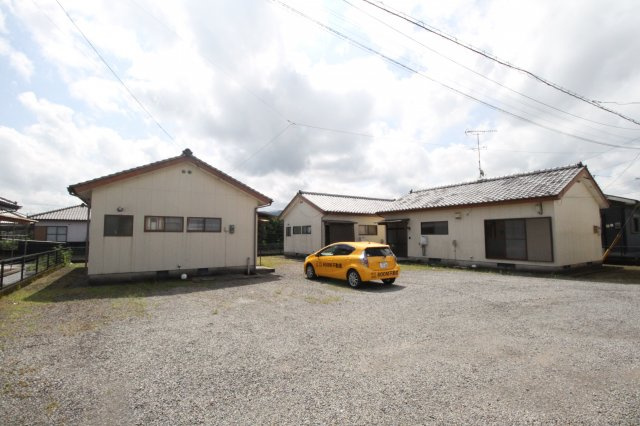 細木貸家(樺山4656)の駐車場|駐車場があります