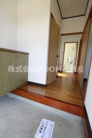 細木貸家(樺山4656)のエントランス|ゆとりのあるエントランスです
