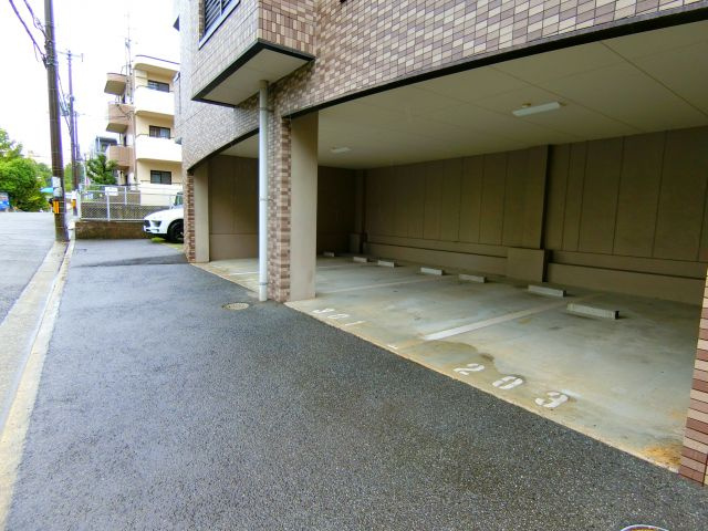 ＥｖｅｒＧｒｅｅｎ泉ヶ丘2号館の駐車場